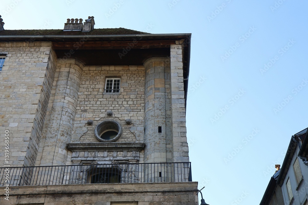 Bâtiment typique, vue de l'extérieur, ville de Salins les Bains, département du Jura, France
