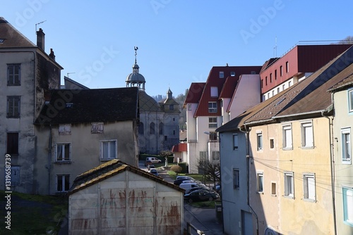 Bâtiment typique, vue de l'extérieur, ville de Salins les Bains, département du Jura, France
