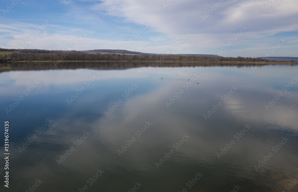 Le réservoir de Cercey est situé dans l'Auxois en Côte-d'Or près du village de Cercey sur la commune de Thoisy-le-Désert. Le réservoir de Cercey est situé dans l'Auxois en Côte-d'Or près du village de Cercey sur la commune de Thoisy-le-Désert.