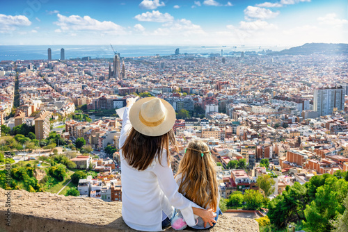 Canvas Print A tourist monther shows her daughter the panoramic view of the skyline of Barcel