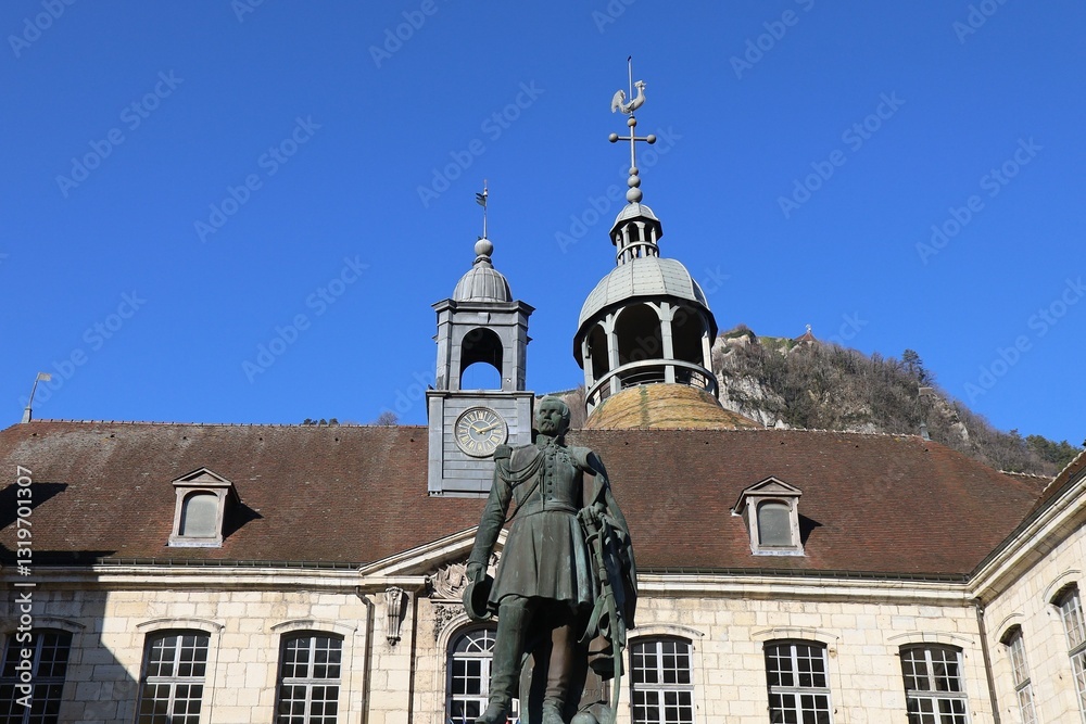 Statue représentant le Général Cler, devant la mairie, ville de Salins les Bains, département du Jura, France