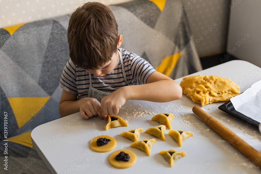 Φωτογραφία Hamentashen, funny purim. Carnival. Cooking with a child.