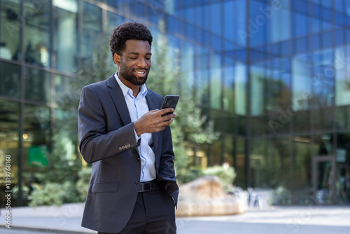 Foto Successful businessman walking through the city with phone in hand