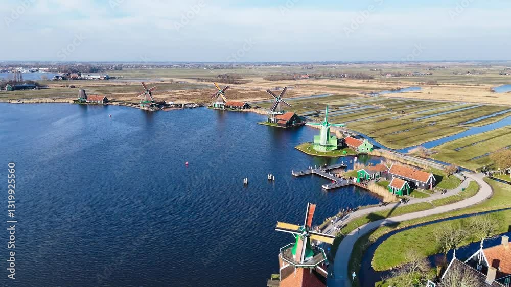 Le magnifique village de Zaanse Schans au Pays-Bas à côté de Amsterdam, avec plein de moulins à vent 