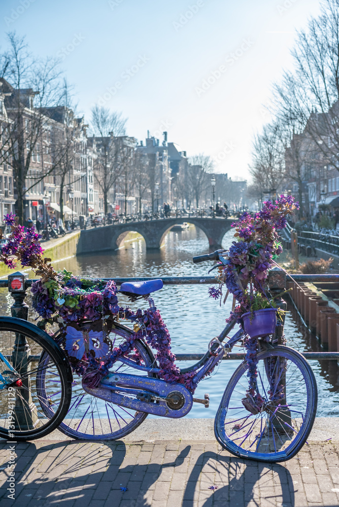 Fototapeta premium Les vélos dans la ville de Amsterdam au Pays-Bas