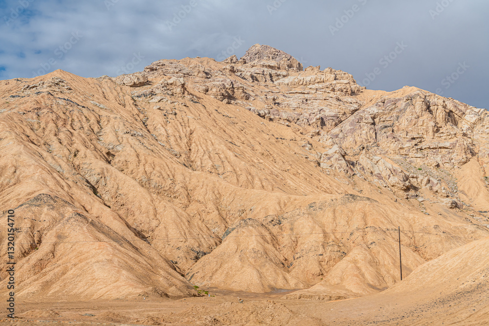 Fototapeta premium Landscape of Kunlun mountain pass in Qinghai
