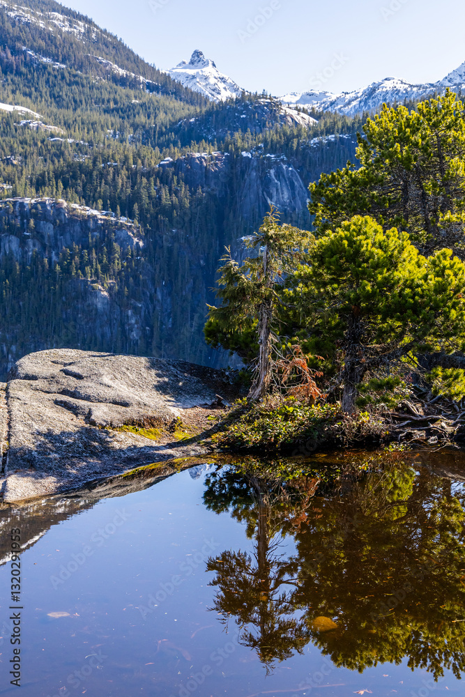 Obraz premium Scenic Reflection Pond Near Chief Mountain in Squamish, BC, Canada