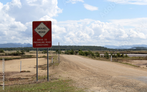 Fotografía Road sign that reads Gravel road
