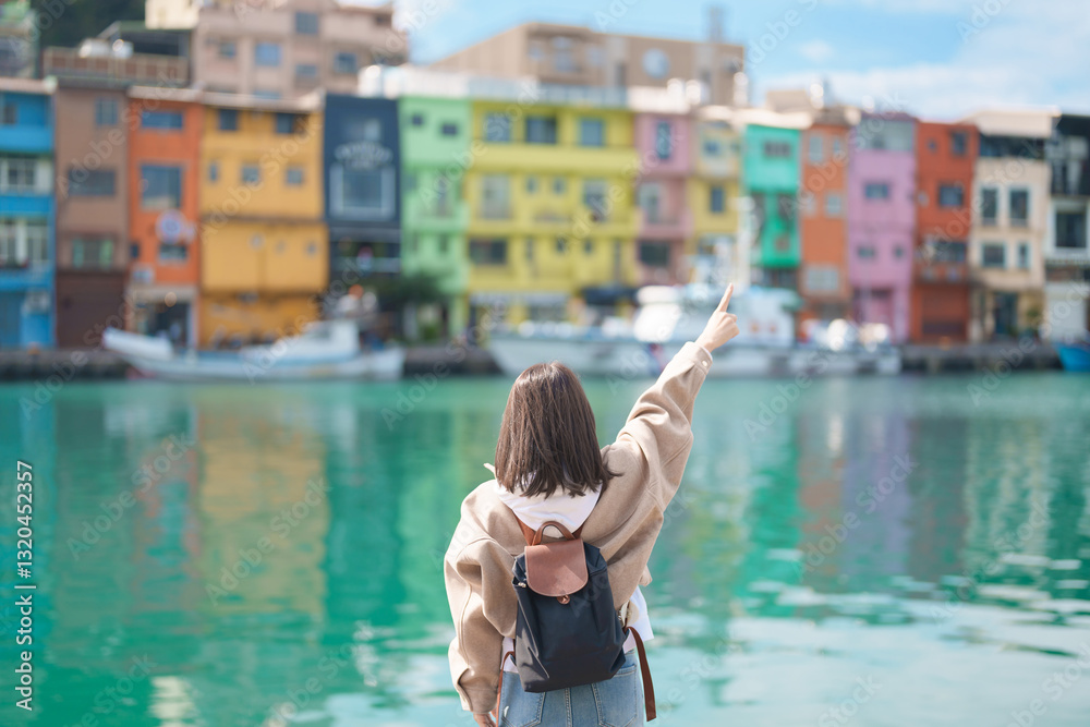 Obraz premium woman traveler visiting in Taiwan, female Tourist with backpack sightseeing at Keelung, Colorful Zhengbin Fishing Port. Popular landmarks and attractions near Taipei City. Asia Travel concept