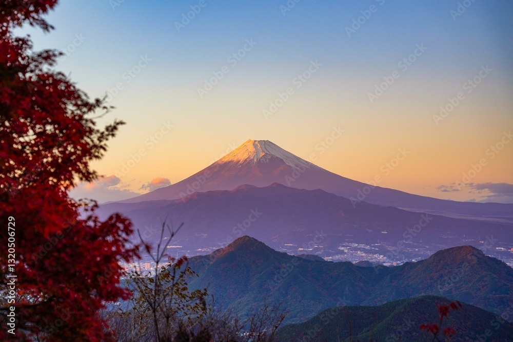 Fototapeta premium 雪が積もった富士山の絶景