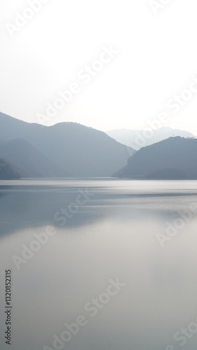 Obraz na płótnie Mountains reflected in the lake w salonie