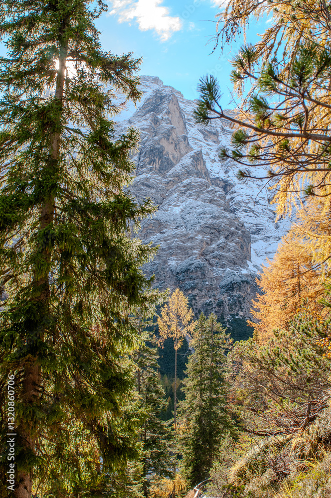 Pragser Wildsee (italienisch Lago di Braies) ist ein Bergsee im Pragser Tal in der Südtiroler Gemeinde Prags. Er liegt wenige Kilometer südlich des Hochpustertals zwischen Bruneck und Toblach