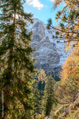 Obraz na płótnie Pragser Wildsee (italienisch Lago di Braies) ist ein Bergsee im Pragser Tal in der Südtiroler Gemeinde Prags. Er liegt wenige Kilometer südlich des Hochpustertals zwischen Bruneck und Toblach
w salonie