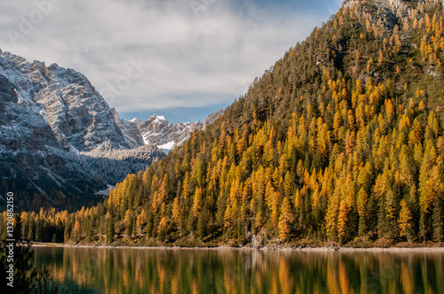 Pragser Wildsee (italienisch Lago di Braies) ist ein Bergsee im Pragser Tal in der Südtiroler Gemeinde Prags. Er liegt wenige Kilometer südlich des Hochpustertals zwischen Bruneck und Toblach 
