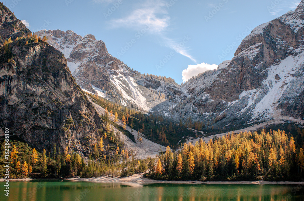 Pragser Wildsee (italienisch Lago di Braies) ist ein Bergsee im Pragser Tal in der Südtiroler Gemeinde Prags. Er liegt wenige Kilometer südlich des Hochpustertals zwischen Bruneck und Toblach