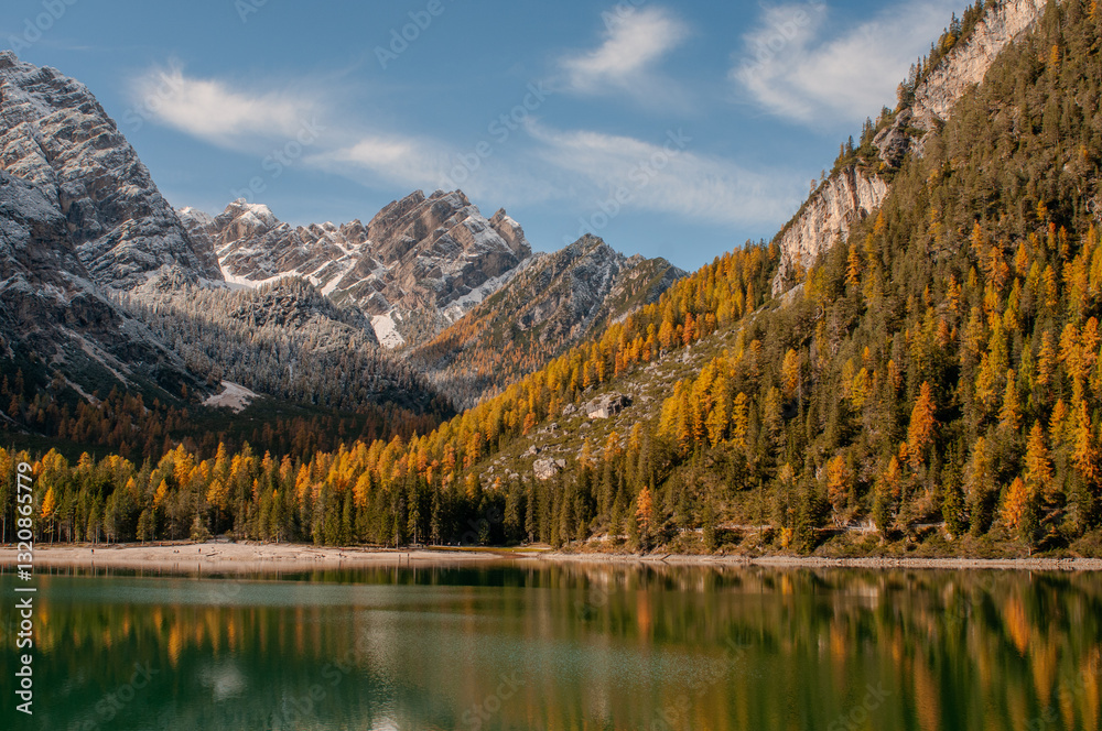 Pragser Wildsee (italienisch Lago di Braies) ist ein Bergsee im Pragser Tal in der Südtiroler Gemeinde Prags. Er liegt wenige Kilometer südlich des Hochpustertals zwischen Bruneck und Toblach