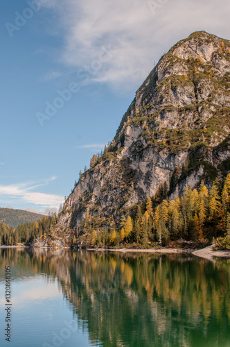 Obraz na płótnie Pragser Wildsee (italienisch Lago di Braies) ist ein Bergsee im Pragser Tal in der Südtiroler Gemeinde Prags. Er liegt wenige Kilometer südlich des Hochpustertals zwischen Bruneck und Toblach
w salonie