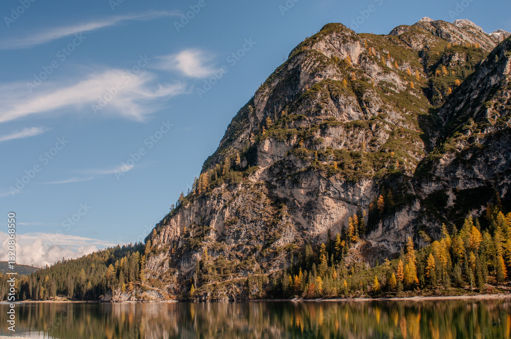 Pragser Wildsee (italienisch Lago di Braies) ist ein Bergsee im Pragser Tal in der Südtiroler Gemeinde Prags. Er liegt wenige Kilometer südlich des Hochpustertals zwischen Bruneck und Toblach