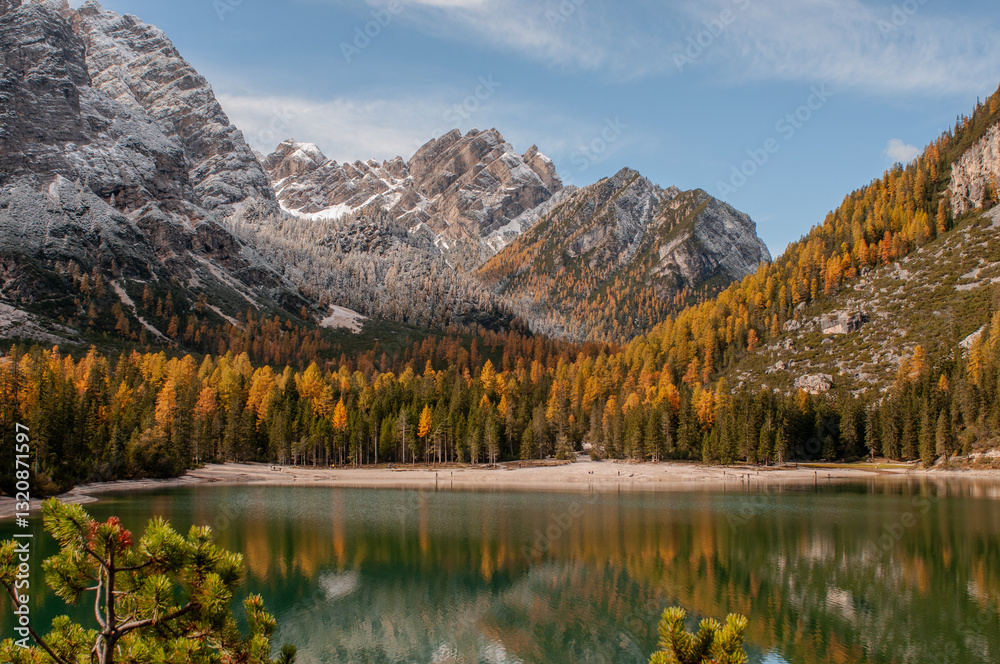 Pragser Wildsee (italienisch Lago di Braies) ist ein Bergsee im Pragser Tal in der Südtiroler Gemeinde Prags. Er liegt wenige Kilometer südlich des Hochpustertals zwischen Bruneck und Toblach