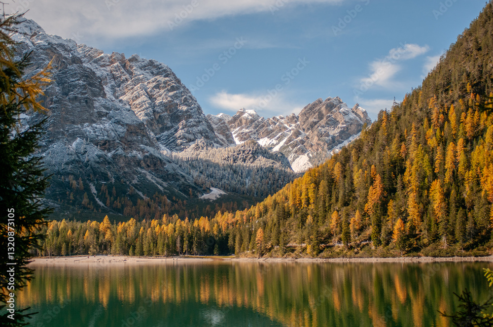 Pragser Wildsee (italienisch Lago di Braies) ist ein Bergsee im Pragser Tal in der Südtiroler Gemeinde Prags. Er liegt wenige Kilometer südlich des Hochpustertals zwischen Bruneck und Toblach