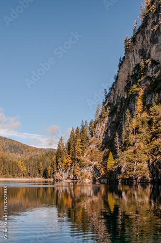 Obraz na płótnie Pragser Wildsee (italienisch Lago di Braies) ist ein Bergsee im Pragser Tal in der Südtiroler Gemeinde Prags. Er liegt wenige Kilometer südlich des Hochpustertals zwischen Bruneck und Toblach
w salonie