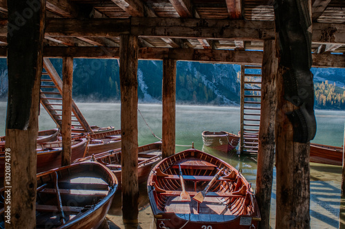 Obraz na płótnie Pragser Wildsee (italienisch Lago di Braies) ist ein Bergsee im Pragser Tal in der Südtiroler Gemeinde Prags. Er liegt wenige Kilometer südlich des Hochpustertals zwischen Bruneck und Toblach
w salonie