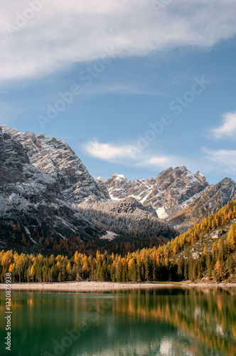 Obraz na płótnie Pragser Wildsee (italienisch Lago di Braies) ist ein Bergsee im Pragser Tal in der Südtiroler Gemeinde Prags. Er liegt wenige Kilometer südlich des Hochpustertals zwischen Bruneck und Toblach
w salonie