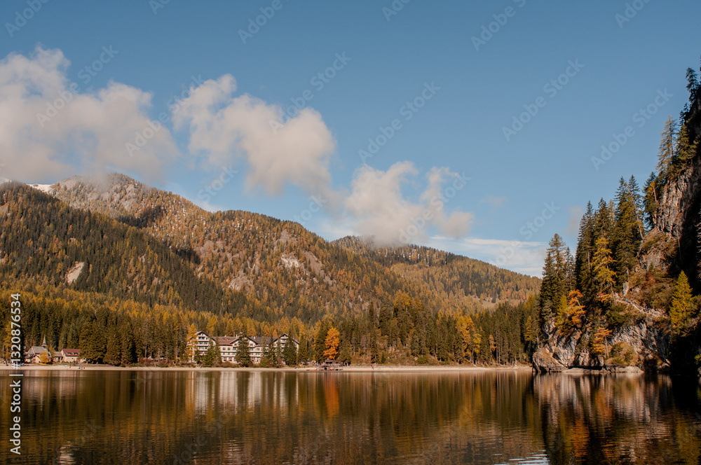 Fototapeta premium Pragser Wildsee (italienisch Lago di Braies) ist ein Bergsee im Pragser Tal in der Südtiroler Gemeinde Prags. Er liegt wenige Kilometer südlich des Hochpustertals zwischen Bruneck und Toblach 