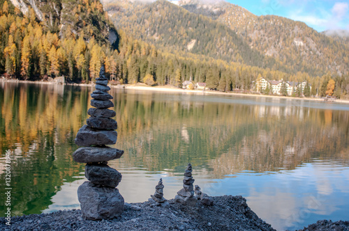 Obraz na płótnie Pragser Wildsee (italienisch Lago di Braies) ist ein Bergsee im Pragser Tal in der Südtiroler Gemeinde Prags. Er liegt wenige Kilometer südlich des Hochpustertals zwischen Bruneck und Toblach
w salonie