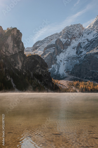 Obraz na płótnie Pragser Wildsee (italienisch Lago di Braies) ist ein Bergsee im Pragser Tal in der Südtiroler Gemeinde Prags. Er liegt wenige Kilometer südlich des Hochpustertals zwischen Bruneck und Toblach
w salonie