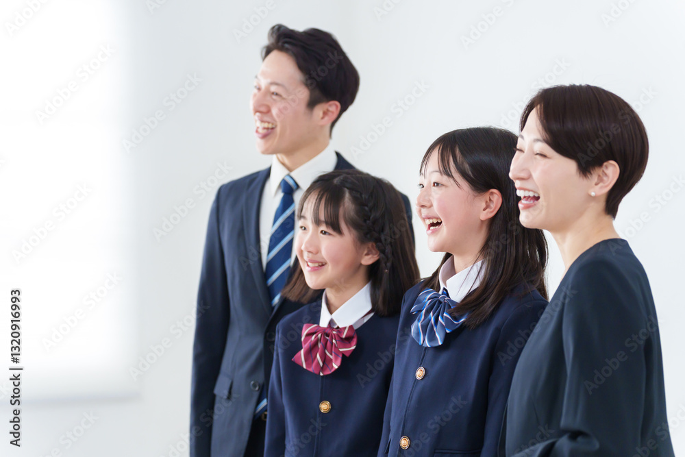 制服を着た子供と家族（入学式・卒業式）