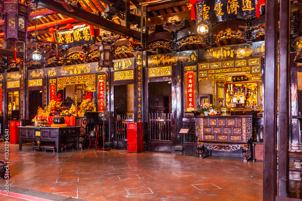 Obraz premium Beautiful interior of The Cheng Hoon Teng Chinese Temple in Malacca (Melaka) downtown in Malaysia