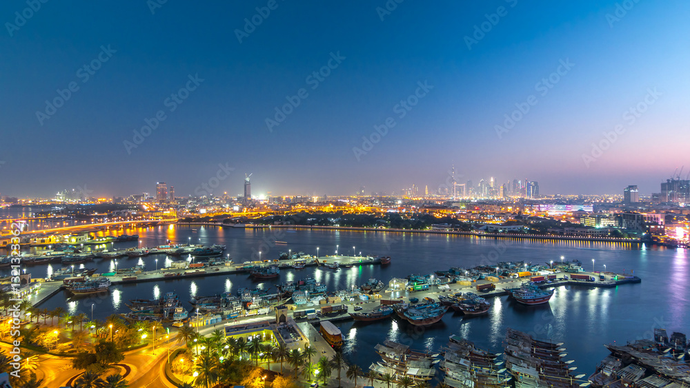 Obraz premium Dubai creek landscape day to night timelapse with boats and ship near waterfront
