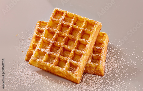 Waffeln mit Puderzucker, Dessert, isoliert, gebacken, 