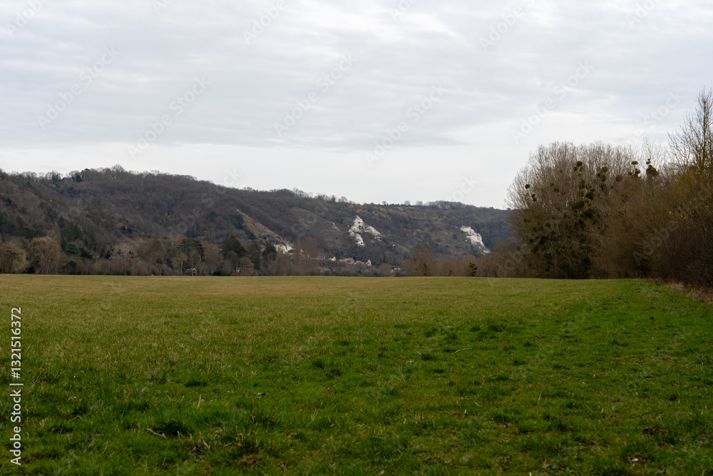 Obraz premium Exploring La Roche-Guyon, a Charming Commune Nestled in the Scenic French Landscape