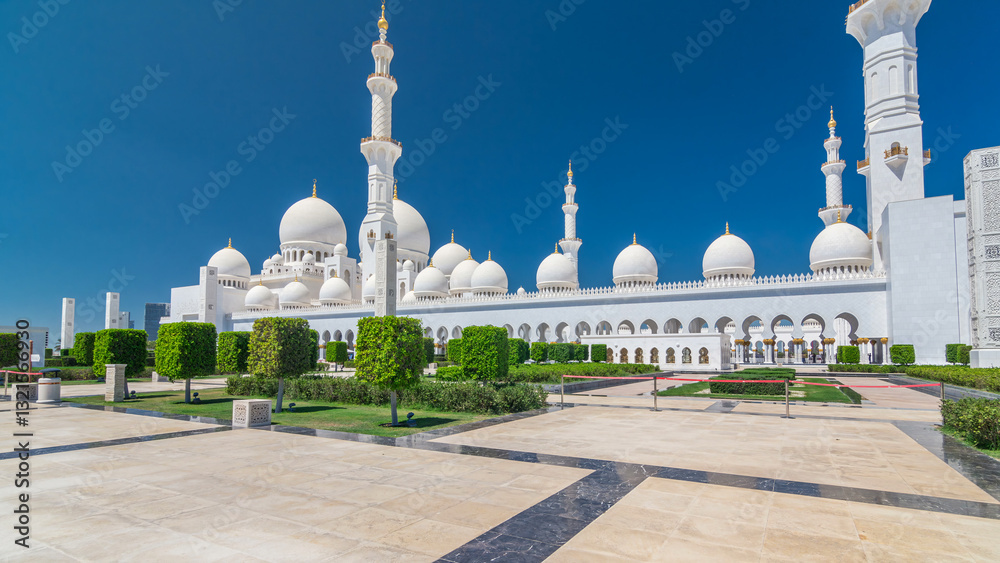 Obraz premium Sheikh Zayed Grand Mosque timelapse hyperlapse in Abu Dhabi, the capital city of United Arab Emirates