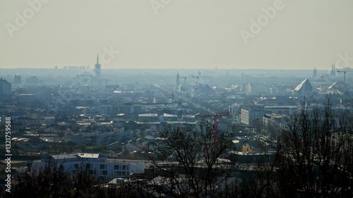 Vue de Bordeaux  et la cité du vin depuis le parc palmer à Cenon