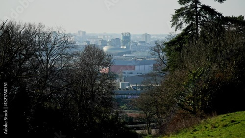 Vue de Bordeaux  et la cité du vin depuis le parc palmer à Cenon