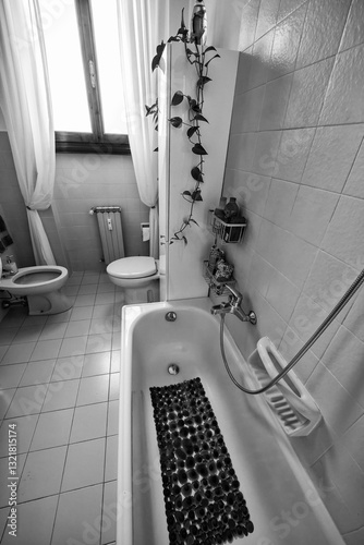 Obraz na płótnie Minimalist bathroom interior with a well-lit atmosphere and a window view w salonie