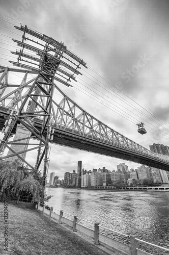 Obraz na płótnie Roosevelt Island Bridge and NYC Skyline Captured from an Aerial Perspective w salonie