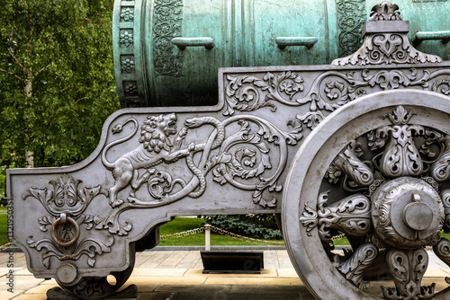 Obraz na płótnie Detail of luxury Tsar Cannon (King of Cannons) in Moscow Kremlin, Russia. Ornate gun carriage and wheels, old vintage landmark w salonie