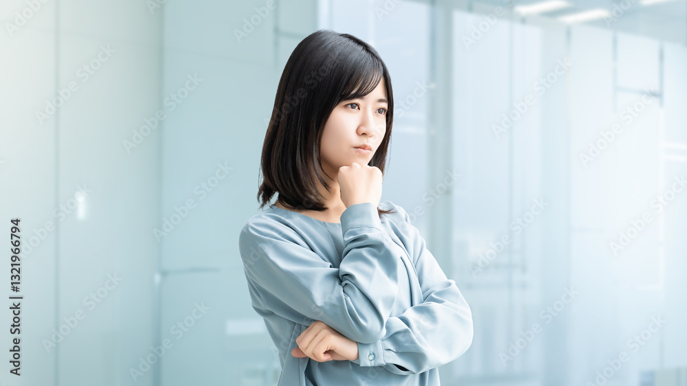 考えごとをする女性・ビジネスウーマン 考えごとをする女性・ビジネスウーマン
