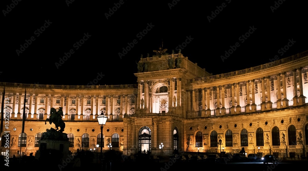 Fototapeta premium オーストリア、ウィーン、ヘルデンプラッツ：heldenplatz in wien
