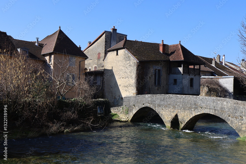 Le pont des Capucins sur la rivière Cuisance, ville d'Arbois, département du Jura, France