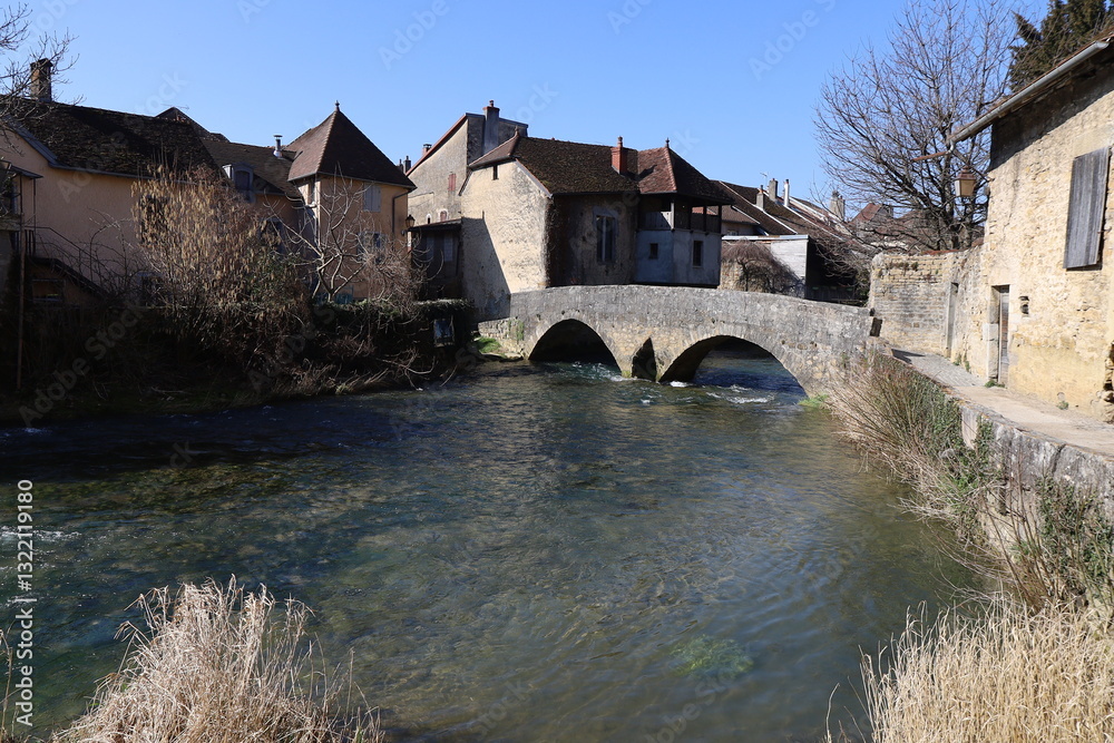 Le pont des Capucins sur la rivière Cuisance, ville d'Arbois, département du Jura, France