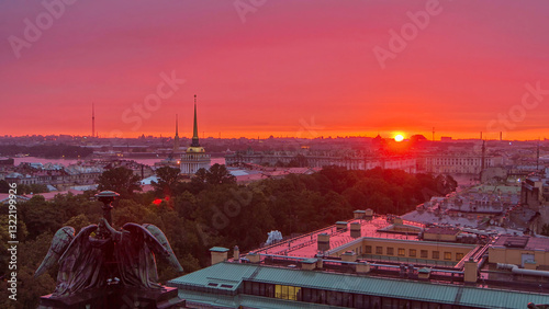 Foto Sunrise over historic center from the colonnade of St