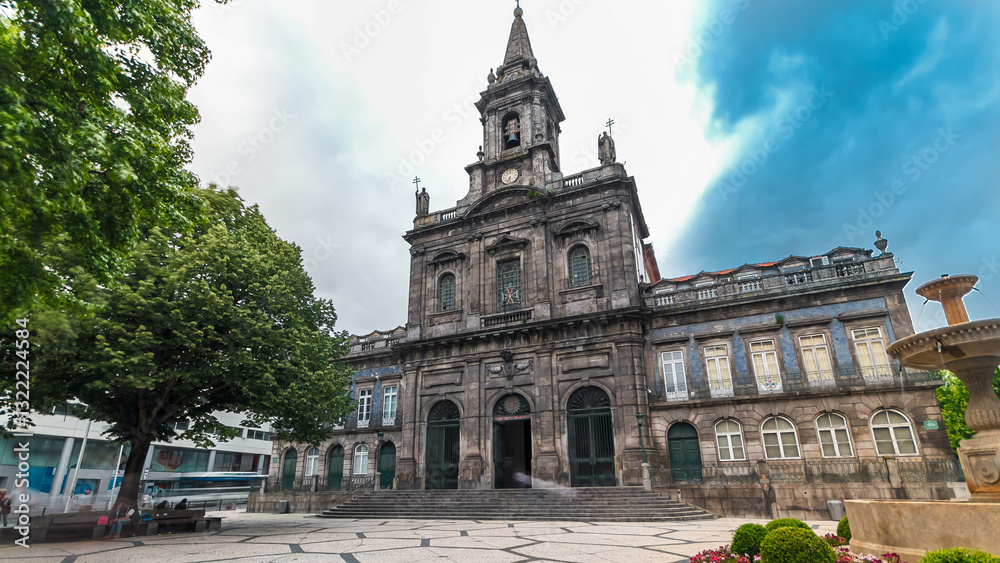 Obraz premium The Trinity Church timelapse hyperlapse in Porto, Portugal. Porto is one of the most popular tourist destinations in Europe.