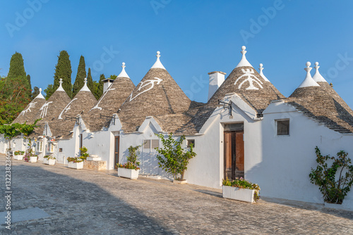 Φωτογραφία Trulli de la Via Monte Pertica, sur le Rione Monti, à la lumière douce du lever