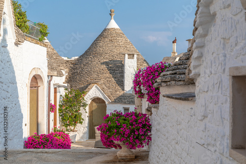 Ruelle pittoresque entre les trulli traditionnels aux toits coniques à Alberobello, dans les Pouilles, en Italie