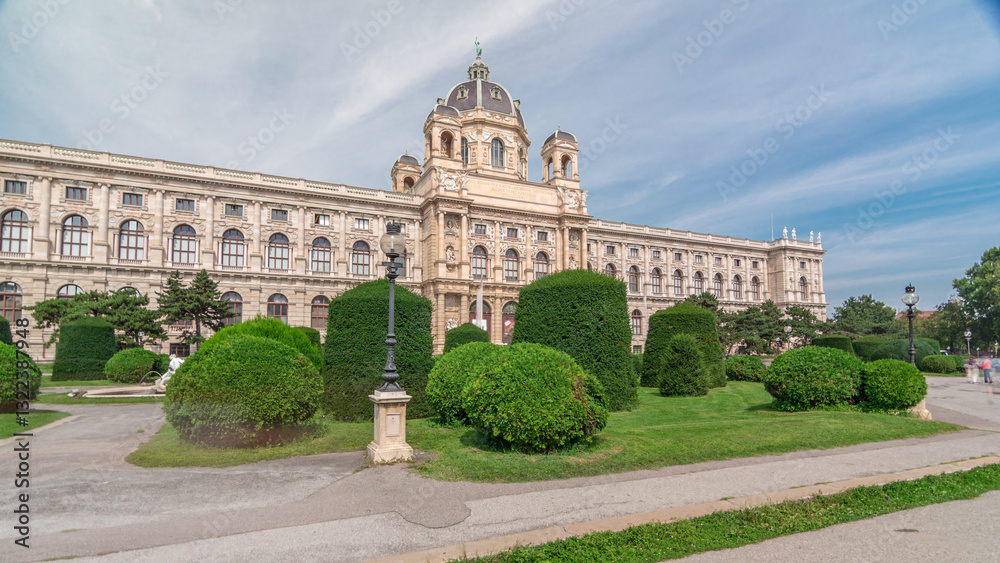 Obraz premium Beautiful view of famous Naturhistorisches Museum timelapse hyperlapse with park and sculpture in Vienna, Austria